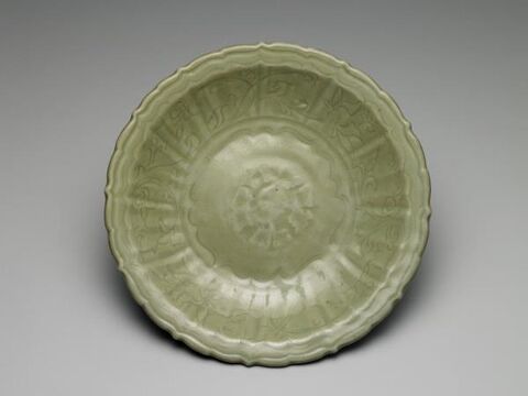 Floral-rimmed dish with incised floral decoration