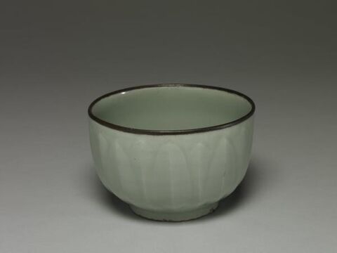 Bowl with lotus-petal decoration