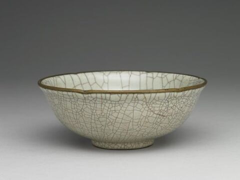 Bowl with hibiscus-shaped rim