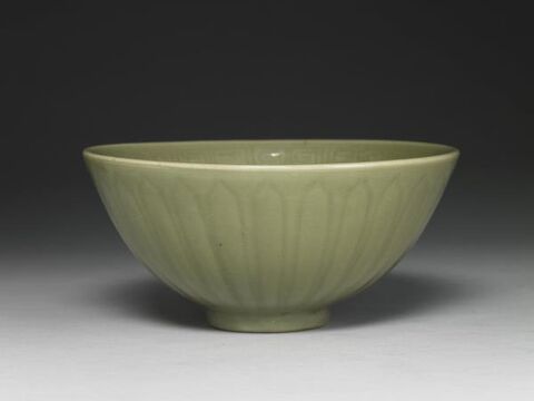 Bowl with incised lotus petals decoration