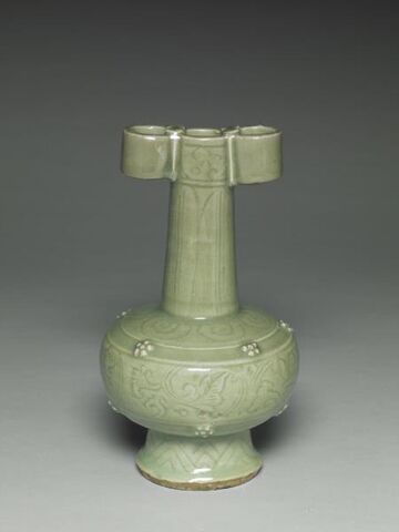Chip-throwing pot with incised floral decoration