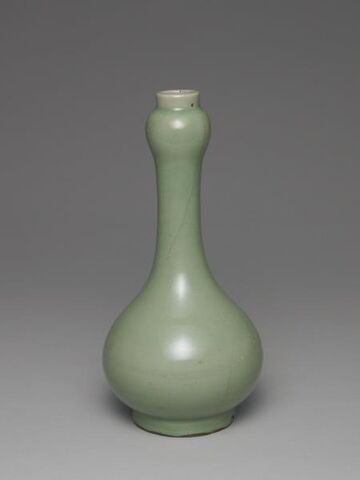 Vase with garlic-shaped head