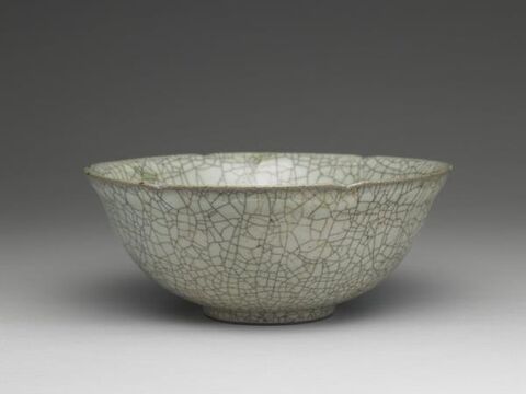 Bowl with hibiscus-shaped rim
