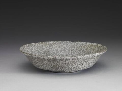 Dish with hibiscus-shaped rim