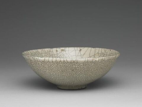 Bowl with hibiscus-shaped rim