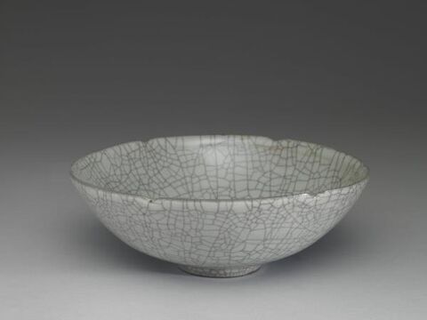 Bowl with hibiscus-shaped rim