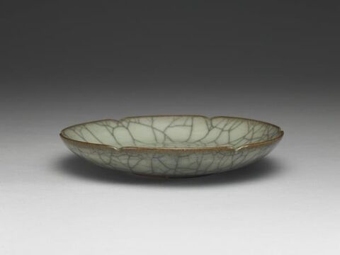 Dish with hibiscus-shaped rim