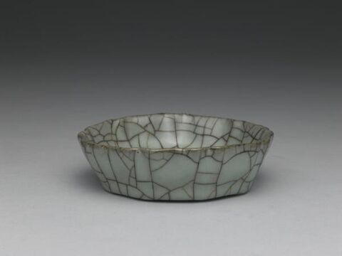 Hollyhock-shaped basin