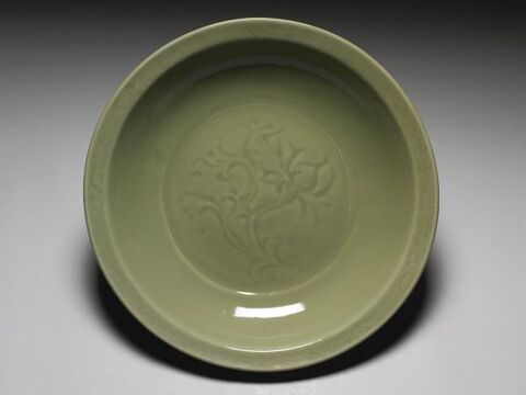 Angled-rim dish with incised floral decoration