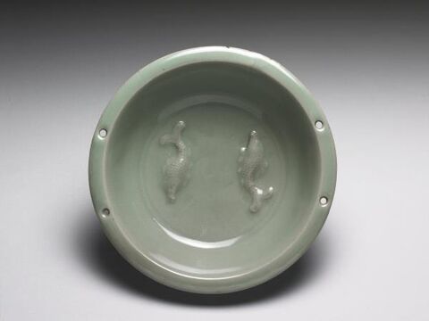 Washer with paired fish decoration