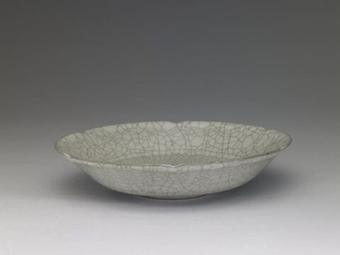 Dish with hibiscus-shaped rim
