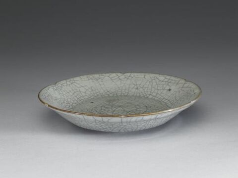 Dish with hibiscus-shaped rim