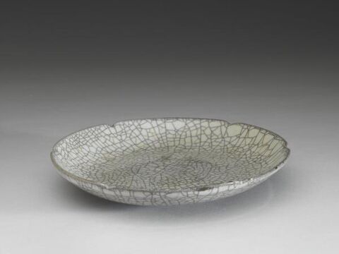 Dish with hibiscus-shaped rim