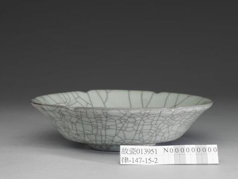 Dish with hibiscus-shaped rim