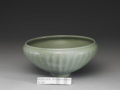 Bowl with lotus-petal decoration