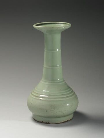 Flat rimmed vase with linear decoration