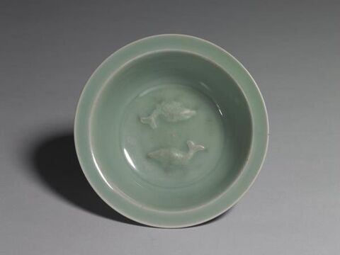 Washer with paired fish decoration