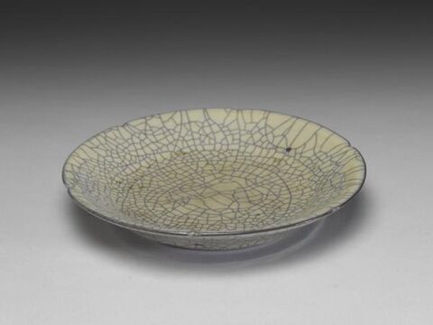 Dish with hibiscus-shaped rim