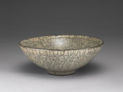 Bowl with hibiscus-shaped rim