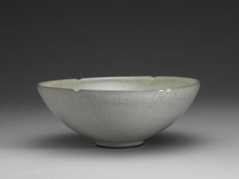 Bowl with hibiscus-shaped rim