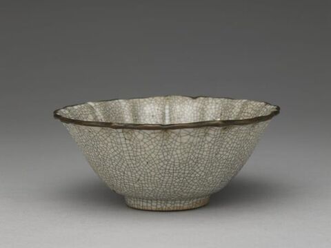 Floral-shaped bowl