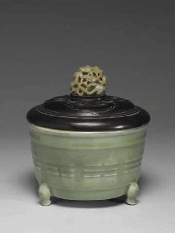 Incense burner with “Eight Diagrams” design