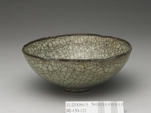Bowl with hibiscus-shaped rim