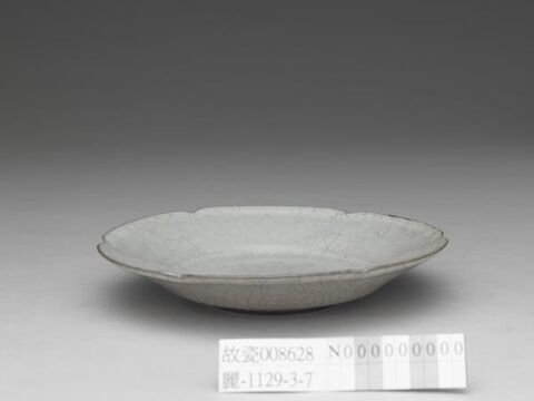 Dish with hibiscus-shaped rim