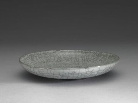 Dish with hibiscus-shaped rim