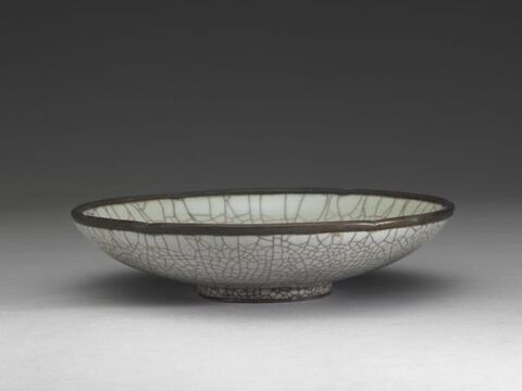 Dish with hibiscus-shaped rim