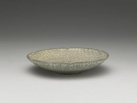 Dish with hibiscus-shaped rim