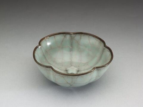Plum-blossom-shaped cup