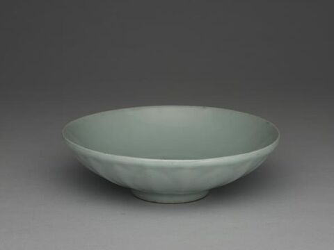 Dish with lotus-petal decoration