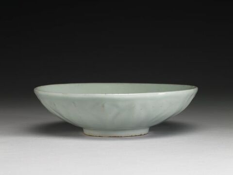 Dish with lotus-petal decoration