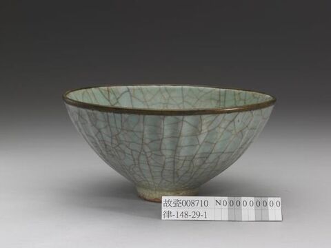 Chrysanthemum-shaped bowl