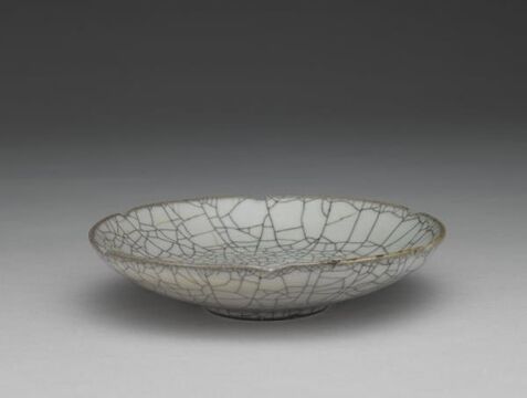 Dish with hibiscus-shaped rim