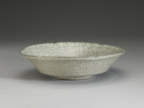 Dish with hibiscus-shaped rim