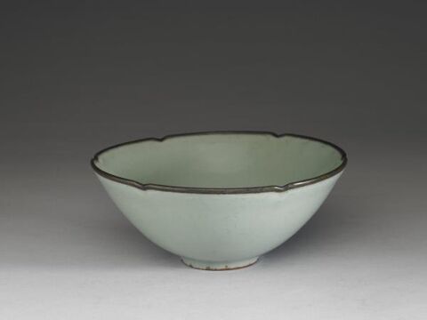 Bowl with hibiscus-shaped rim