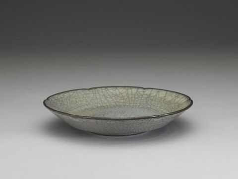 Dish with hibiscus-shaped rim