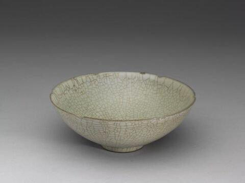 Bowl with hibiscus-shaped rim