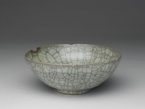 Bowl with hibiscus-shaped rim
