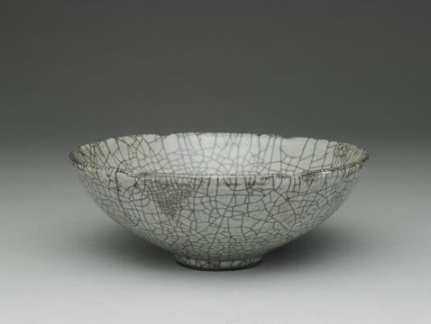 Bowl with hibiscus-shaped rim