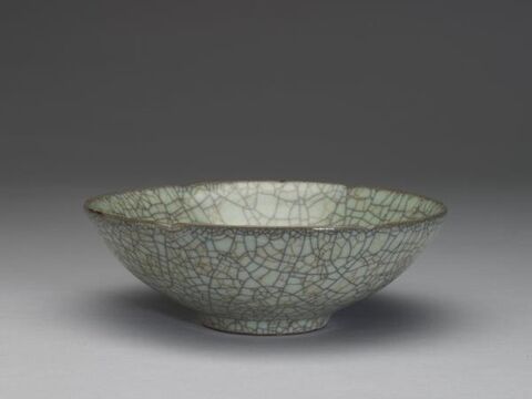 Bowl with hibiscus-shaped rim