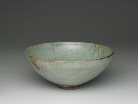 Bowl with hibiscus-shaped rim