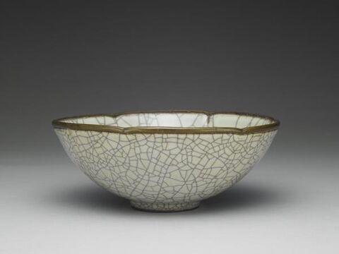 Bowl with hibiscus-shaped rim