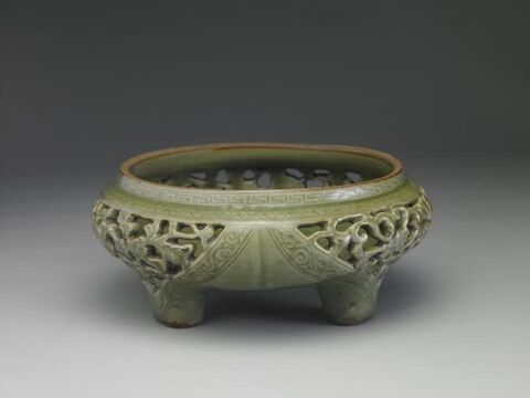Incense burner with openwork floral decoration
