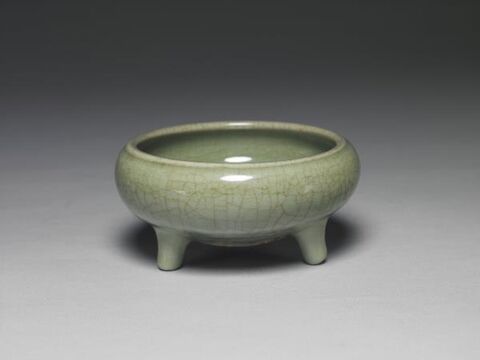 Tripod incense burner