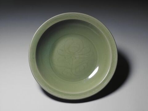 Angled-rim dish with incised floral decoration