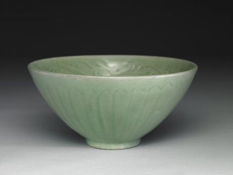 Bowl with incised lotus-petal decoration
