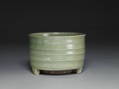 Incense burner with linear pattern